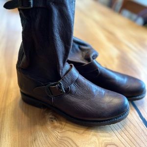 Size 8 women’s Frye boots. Dark brown leather. Rounded toe.